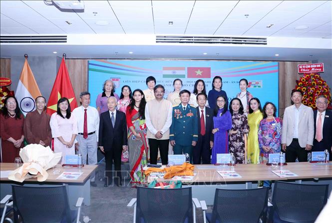 Ông Vipra Pandey, Tổng lãnh sự Cộng hòa Ấn Độ tại Thành phố Hồ Chí Minh và phu nhân chụp ảnh lưu niệm cùng các hội viên Hội hữu nghị Việt Nam - Ấn Độ Thành phố Hồ Chí Minh. Ảnh: Xuân Khu - TTXVN