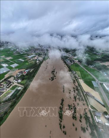 Nước lũ tràn bờ sông Yeong ở thành phố Mungyeong, tỉnh Bắc Gyeongsang (Hàn Quốc) ngày 9/7/2026. Ảnh: Yonhap/TTXVN phát