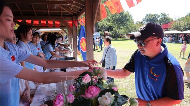 Vietnamese cuisine attracts international friends. VNA Photo: Thanh Tuấn