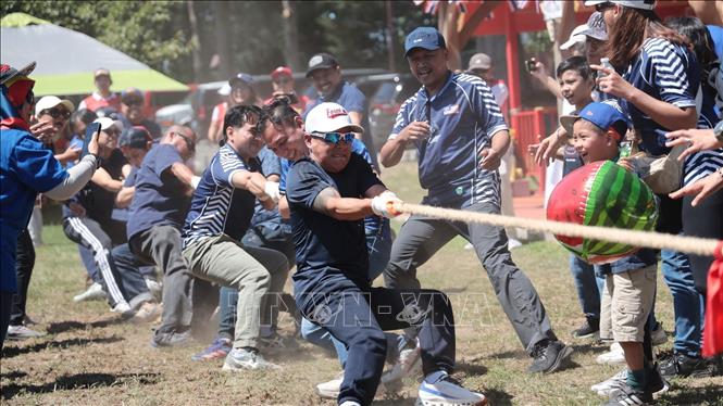 The game of tug-of-war at the event. VNA Photo: Thanh Tuấn