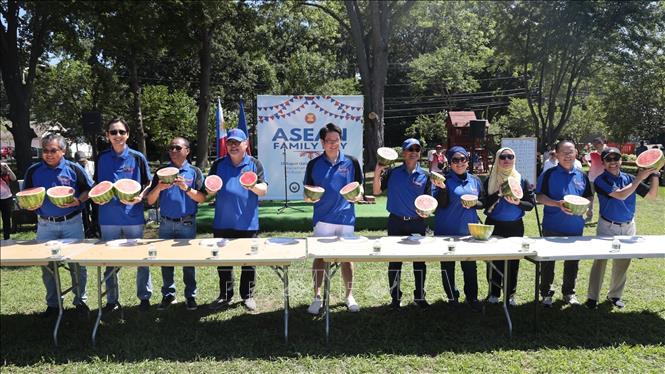 ASEAN Ambassadors and Heads of Mission kick off the game show segment. VNA Photo: Thanh Tuấn