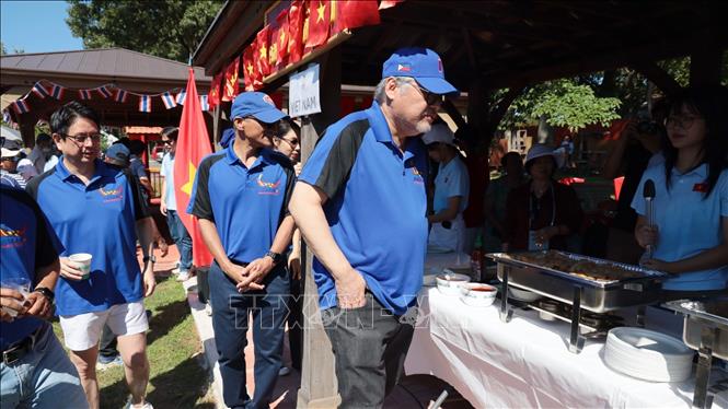 ASEAN Ambassadors and Heads of Mission visit the stall of Vietnam at the event. VNA Photo: Thanh Tuấn