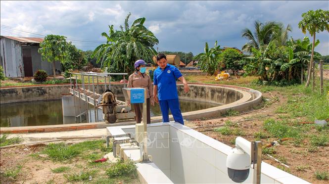 Hệ thống quan trắc môi trường tự động được doanh nghiệp đầu tư nhằm hạn chế tác động đến môi trường trong quá trình sản xuất. Ảnh: Minh Phú - TTXVN