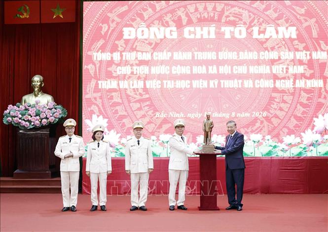 Tổng Bí thư, Chủ tịch nước Tô Lâm tặng bức tượng Chủ tịch Hồ Chí Minh cho Học viện Kỹ thuật và Công nghệ an ninh. Ảnh: Thống Nhất - TTXVN