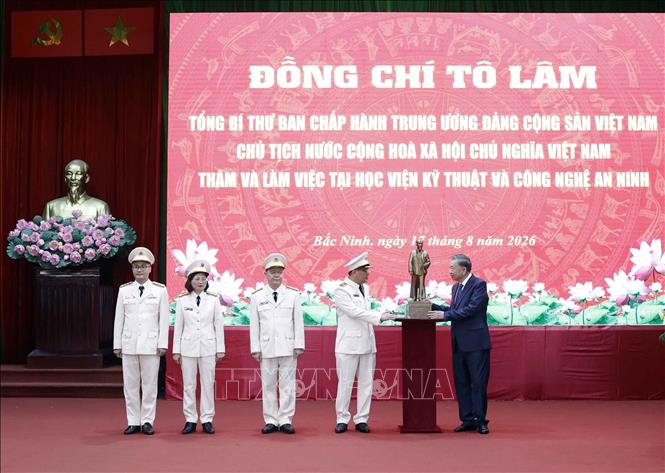 Tổng Bí thư, Chủ tịch nước Tô Lâm tặng bức tượng Chủ tịch Hồ Chí Minh cho Học viện Kỹ thuật và Công nghệ an ninh. Ảnh: Thống Nhất - TTXVN