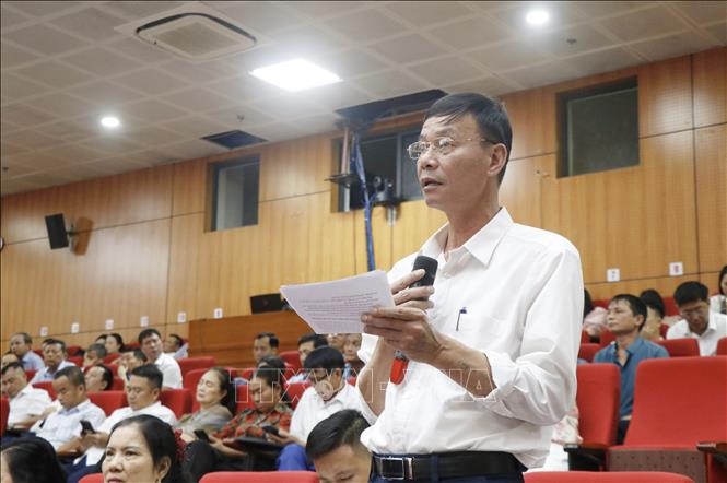 Các đại biểu kiến nghị. Ảnh: Thanh Thương - TTXVN
