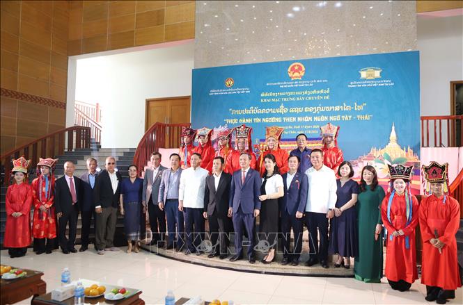Các đại biểu hai nước Việt Nam - Lào chụp ảnh kỷ niệm với các nghệ nhân đến từ Việt Nam. Ảnh: Xuân Tú - PV TTXVN tại Lào