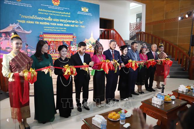 Các đại biểu hai nước Việt Nam - Lào cắt băng Khai mạc Chương trình Trưng bày và Trình diễn chuyên đề “Thực hành tín ngưỡng Then nhóm ngôn ngữ Tày - Thái” tại Lào. Ảnh: Xuân Tú - PV TTXVN tại Lào