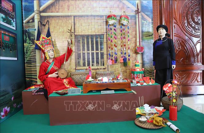 Một góc không gian trưng bày văn hóa Then chuyên đề “Thực hành tín ngưỡng Then nhóm ngôn ngữ Tày - Thái” tại sự kiện. Ảnh: Xuân Tú - PV TTXVN tại Lào