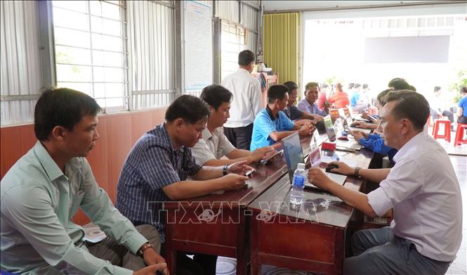 Các xã phường tỉnh Cà Mau thành lập tổ lưu động xuống giải quyết thủ tục hành chính cho người dân. Ảnh: Tuấn Phi - TTXVN