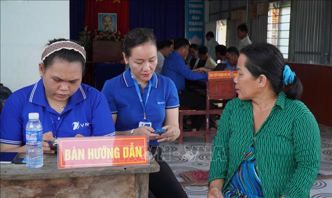 Ngành chức năng tỉnh Cà Mau hướng dẫn người dân nộp hồ sơ trực tuyến. Ảnh: Tuấn Phi - TTXVN