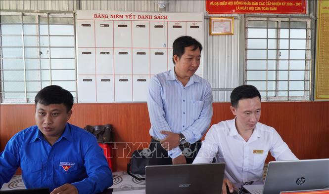 Chính quyền địa phương các xã, phường Cà Mau đẩy nhanh thực hiện nâng cao tỷ lệ chứng thực điện tử và xử lý hồ sơ trực tuyến. Ảnh: Tuấn Phi - TTXVN