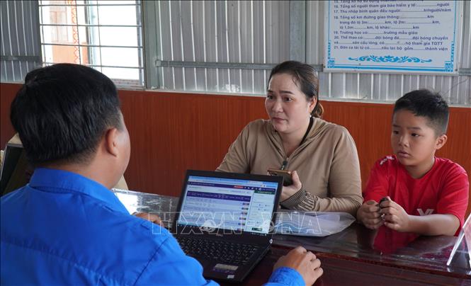 Người dân xã Trần Phán tỉnh Cà Mau được hướng dẫn thực hiện thủ tục hành chính. Ảnh: Tuấn Phi - TTXVN