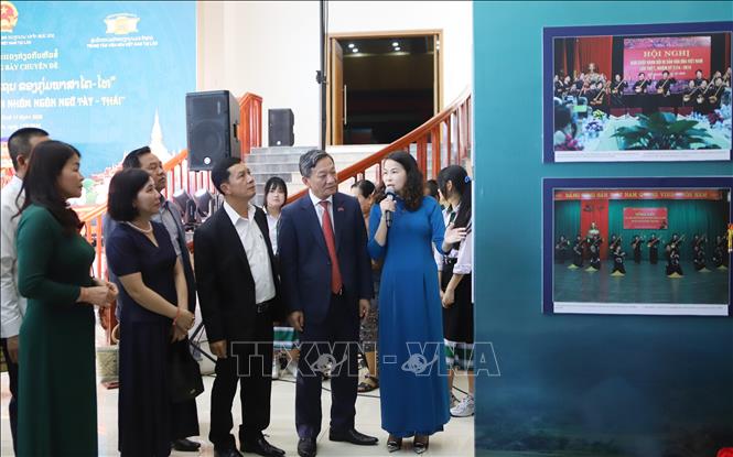 Các đại biểu tham quan không gian trưng bày văn hóa Then chuyên đề “Thực hành tín ngưỡng Then nhóm ngôn ngữ Tày - Thái” tại sự kiện. Ảnh: Xuân Tú - PV TTXVN tại Lào