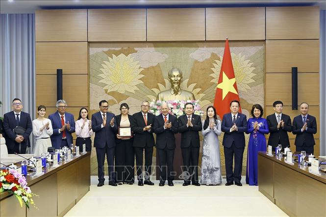 Chủ tịch Quốc hội Trần Thanh Mẫn và Thượng nghị sĩ Alberto Anaya Gutiérrez, Tổng Bí thư Đảng Lao động Mexico chụp ảnh lưu niệm với đại biểu. Ảnh: Doãn Tấn - TTXVN