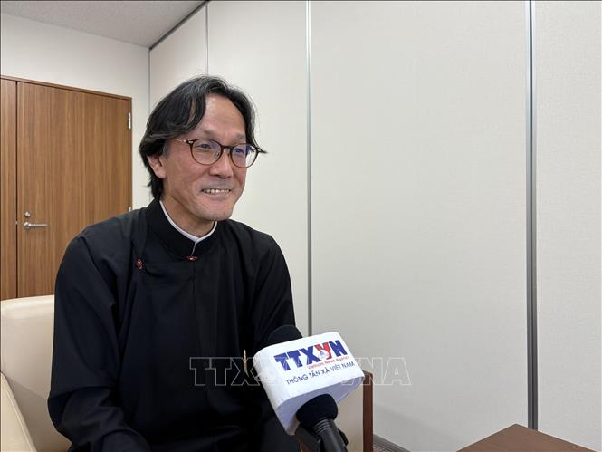 Giáo sư Shimizu Masaaki, Đại học Osaka, chia sẻ với phóng viên TTXVN tại Nhật Bản những nhận định về chính sách đối ngoại của Việt Nam. Ảnh: Nguyễn Tuyến - Pv TTXVN tại Nhật Bản