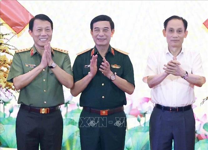 Đại tướng Phan Văn Giang, Uỷ viên Bộ Chính trị, Phó Bí thư Quân uỷ Trung ương, Phó Thủ tướng, Bộ trưởng Bộ Quốc phòng chúc mừng Bộ Công an và Bộ Ngoại giao. Ảnh: Thống Nhất - TTXVN