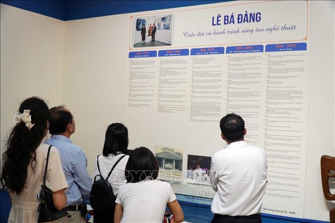 Khách dự triển lãm 