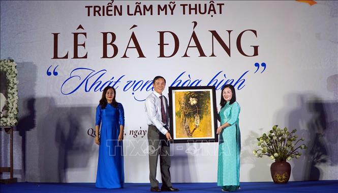 Gia đình họa sĩ Lê Bá Đảng tặng các bức hoạ cho Bảo tàng tỉnh Quảng Trị. Ảnh: Tá Chuyên - TTXVN