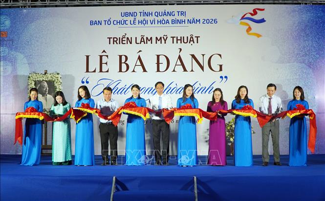 Các đại biểu cắt băng khai mạc triển lãm 