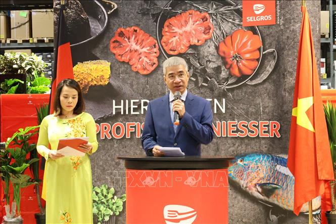 Đại sứ Việt Nam tại Đức Nguyễn Đắc Thành phát biểu khai mạc Tuần hàng Việt Nam tại Selgros. Ảnh: Thu Hằng - PV TTXVN tại Đức