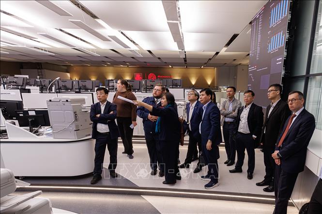 Phó Chủ tịch thành phố Hà Nội Trương Việt Dũng và Đoàn công tác khảo sát công ty Metropoliten Moskva. Ảnh: TTXVN phát