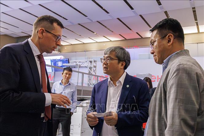 Phó Chủ tịch thành phố Hà Nội Trương Việt Dũng và Đoàn công tác khảo sát công ty Metropoliten Moskva. Ảnh: TTXVN phát