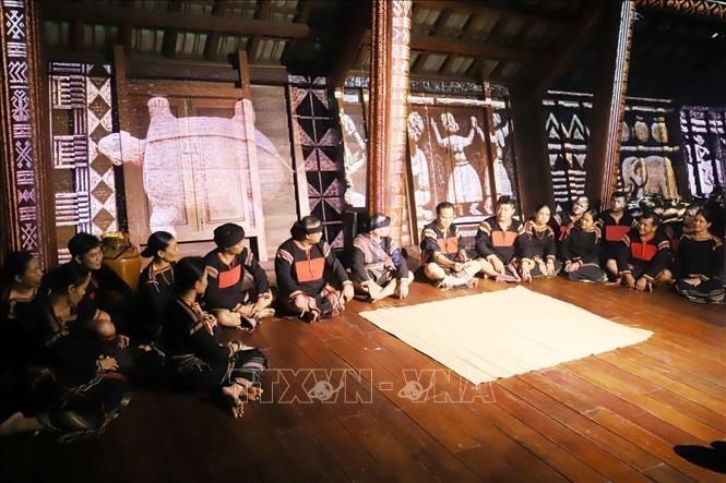 Chương trình tái hiện đời sống văn hóa, tinh thần, sinh hoạt trong ngôi nhà dài của người Ê Đê. Ảnh: Hoài Thu – TTXVN