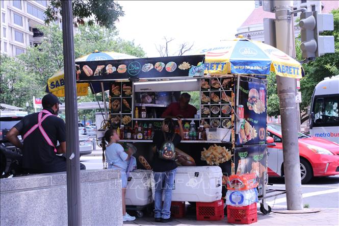 Một quầy bán đồ ăn nhanh tại trung tâm Washington, D.C. Ảnh: Ngọc Quang – PV TTXVN tại Mỹ