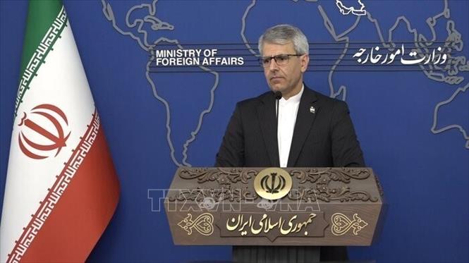 Người phát ngôn Bộ Ngoại giao Iran Esmaeil Baghaei trong cuộc họp báo tuần tại Tehran ngày 17/8/2026. IRNA/TTXVN phát
