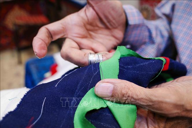 Ông Ahmed, nghệ nhân hơn 50 năm tuổi nghề, tập trung hoàn thiện một bức tranh khổ lớn. Ảnh: Hoàng Nhật - PV TTXVN tại Ai Cập