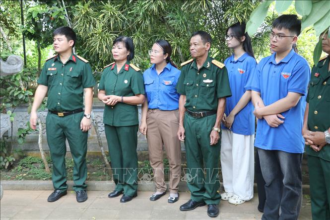 Thế hệ trẻ tìm hiểu về cuộc đời, sự nghiệp đồng chí Lương Văn Thăng, Bí thư Chi bộ Đảng đầu tiên của tỉnh Ninh Bình. Ảnh: Thùy Dung - TTXVN