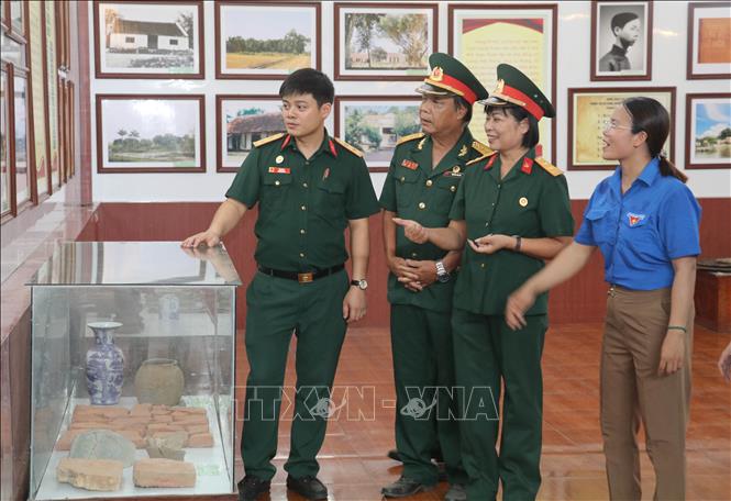 Bảo tàng Khu căn cứ cách mạng Quỳnh Lưu trưng bày hơn 200 tài liệu, hiện vật, hình ảnh gắn với những sự kiện, chiến công và tấm gương anh dũng của các thế hệ cha anh trong vùng căn cứ cách mạng Quỳnh Lưu, tỉnh Ninh Bình. Ảnh: Thùy Dung - TTXVN