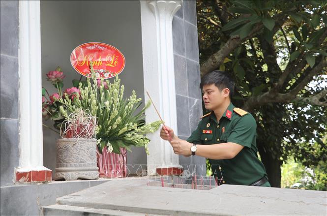 Cựu chiến binh dâng hương tại khu bia mộ đồng chí Lương Văn Thăng, Bí thư Chi bộ Đảng đầu tiên của tỉnh Ninh Bình. Ảnh: Thùy Dung - TTXVN
