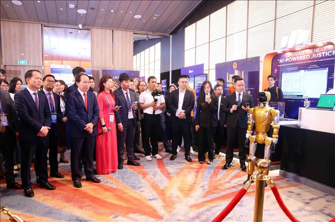 Phó Thủ tướng Lê Tiến Châu và các đại biểu tham quan trưng bày các sản phẩm ứng dụng trí tuệ nhân tạo tại Diễn đàn. Ảnh: Phạm Kiên - TTXVN