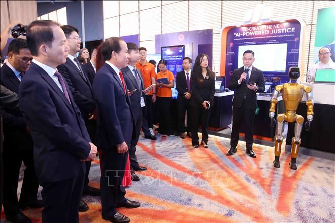 Phó Thủ tướng Lê Tiến Châu và các đại biểu tham quan gian trưng bày các sản phẩm ứng dụng trí tuệ nhân tạo tại Diễn đàn. Ảnh: Phạm Kiên - TTXVN