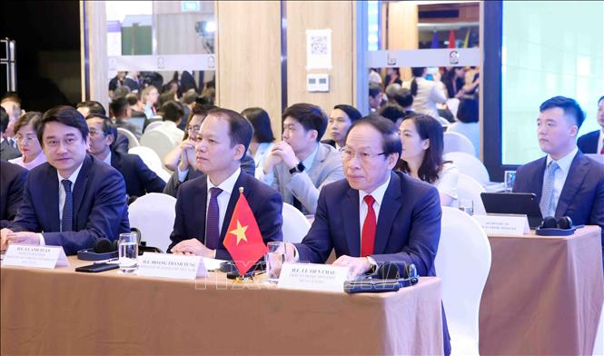 Phó Thủ tướng Lê Tiến Châu cùng các đại biểu tham dự Diễn đàn. Ảnh: Phạm Kiên - TTXVN