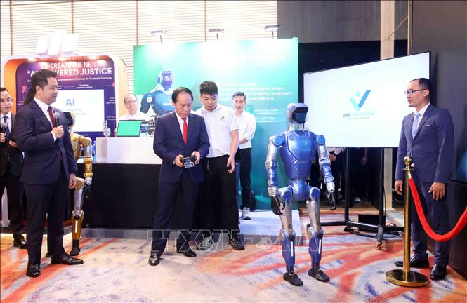 Phó Thủ tướng Lê Tiến Châu trải nghiệm điều khiển Robot hình người Dyno từ Công ty VinDynamics (thuộc tập đoàn Vingroup). Ảnh: Phạm Kiên - TTXVN