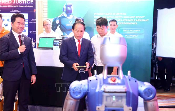 Phó Thủ tướng Lê Tiến Châu trải nghiệm điều khiển Robot hình người Dyno. Ảnh: Phạm Kiên - TTXVN