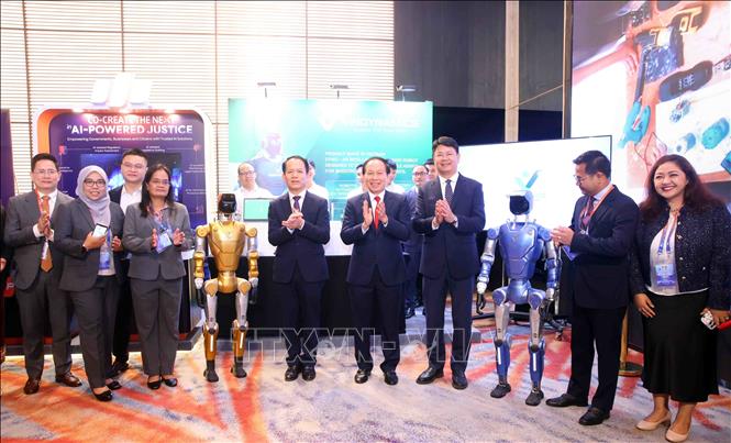 Phó Thủ tướng Lê Tiến Châu và các đại biểu tham quan gian trưng bày các sản phẩm ứng dụng trí tuệ nhân tạo tại Diễn đàn. Ảnh: Phạm Kiên - TTXVN