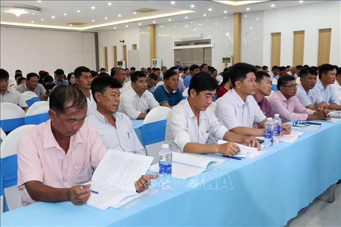 Các học viên (gồm Bí thư chi bộ, Trưởng ban nhân dân ấp, khu vực thuộc địa bàn dân tộc thiểu số) tập trung theo dõi nội dung và nghiên cứu tài liệu tại buổi tập huấn. Ảnh: Trung Kiên - TTXVN