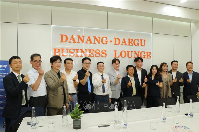 Các đại biểu chụp ảnh lưu niệm tại Lễ ra mắt Không gian trình diễn công nghệ và đổi mới sáng tạo thành phố Daegu (Hàn Quốc) tại Đà Nẵng. Ảnh: Khoa Chương - TTXVN