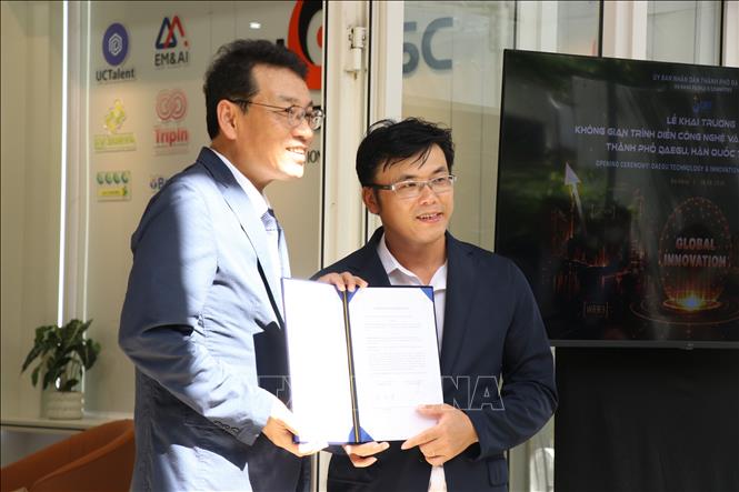 Đại diện doanh nghiệp của hai bên Đà Nẵng và Daegu trao đổi biên bản ghi nhớ hợp tác tại Lễ ra mắt Không gian trình diễn công nghệ và đổi mới sáng tạo thành phố Daegu (Hàn Quốc) ở Đà Nẵng. Ảnh: Khoa Chương - TTXVN