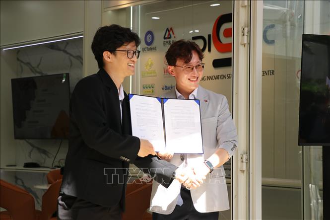 Đại diện doanh nghiệp của hai bên Đà Nẵng và Daegu trao đổi biên bản ghi nhớ hợp tác tại Lễ ra mắt Không gian trình diễn công nghệ và đổi mới sáng tạo thành phố Daegu (Hàn Quốc) ở Đà Nẵng. Ảnh: Khoa Chương - TTXVN