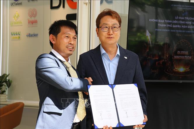 Đại diện doanh nghiệp của hai bên Đà Nẵng và Daegu trao đổi biên bản ghi nhớ hợp tác tại Lễ ra mắt Không gian trình diễn công nghệ và đổi mới sáng tạo thành phố Daegu (Hàn Quốc) ở Đà Nẵng. Ảnh: Khoa Chương - TTXVN