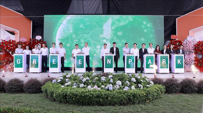 Lãnh đạo tỉnh Phú Thọ và đại biểu thực hiện nghi thức khánh thành hạ tầng kỹ thuật giai đoạn 1 Khu công nghiệp Nam Bình Xuyên Green Park. Ảnh: Hoàng Hùng - TTXVN