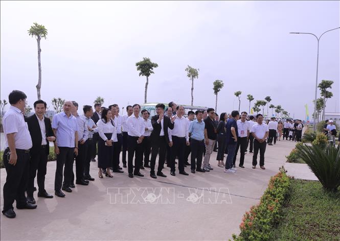 Các đại biểu nghe giới thiệu về Nhà máy xử lý nước thải tập trung tại Khu công nghiệp Nam Bình Xuyên Green Park. Ảnh: Hoàng Hùng - TTXVN