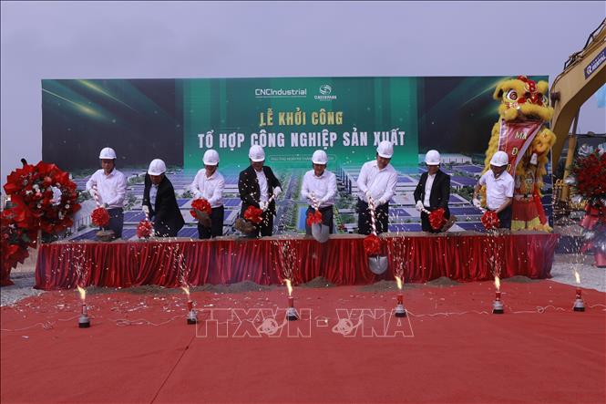 Các đại biểu thực hiện nghi thức khởi công Tổ hợp công nghiệp sản xuất gồm 6 công trình nhà máy tại Khu công nghiệp Nam Bình Xuyên Green Park. Ảnh: Hoàng Hùng - TTXVN