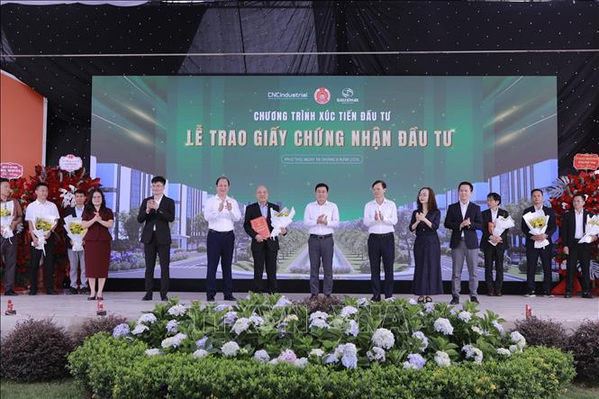 Lãnh đạo tỉnh Phú Thọ trao Giấy chứng nhận đăng ký đầu tư cho các nhà đầu tư tại Lễ khánh thành hạ tầng kỹ thuật giai đoạn 1 Khu công nghiệp Nam Bình Xuyên Green Park. Ảnh: Hoàng Hùng - TTXVN
