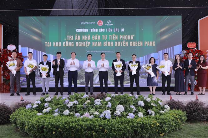 8 nhà đầu tư tiên phong được tri ân tại Lễ khánh thành hạ tầng kỹ thuật giai đoạn 1 Khu công nghiệp Nam Bình Xuyên Green Park. Ảnh: Hoàng Hùng - TTXVN